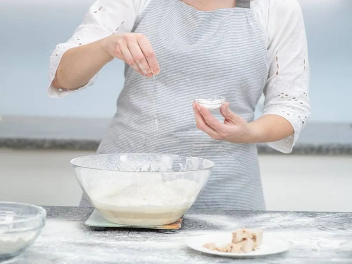 قللي من نسبة الأملاح في البول بالحد من كمية الملح في طعامكِ واستبداله بالخل أو الليمون أو الأعشاب