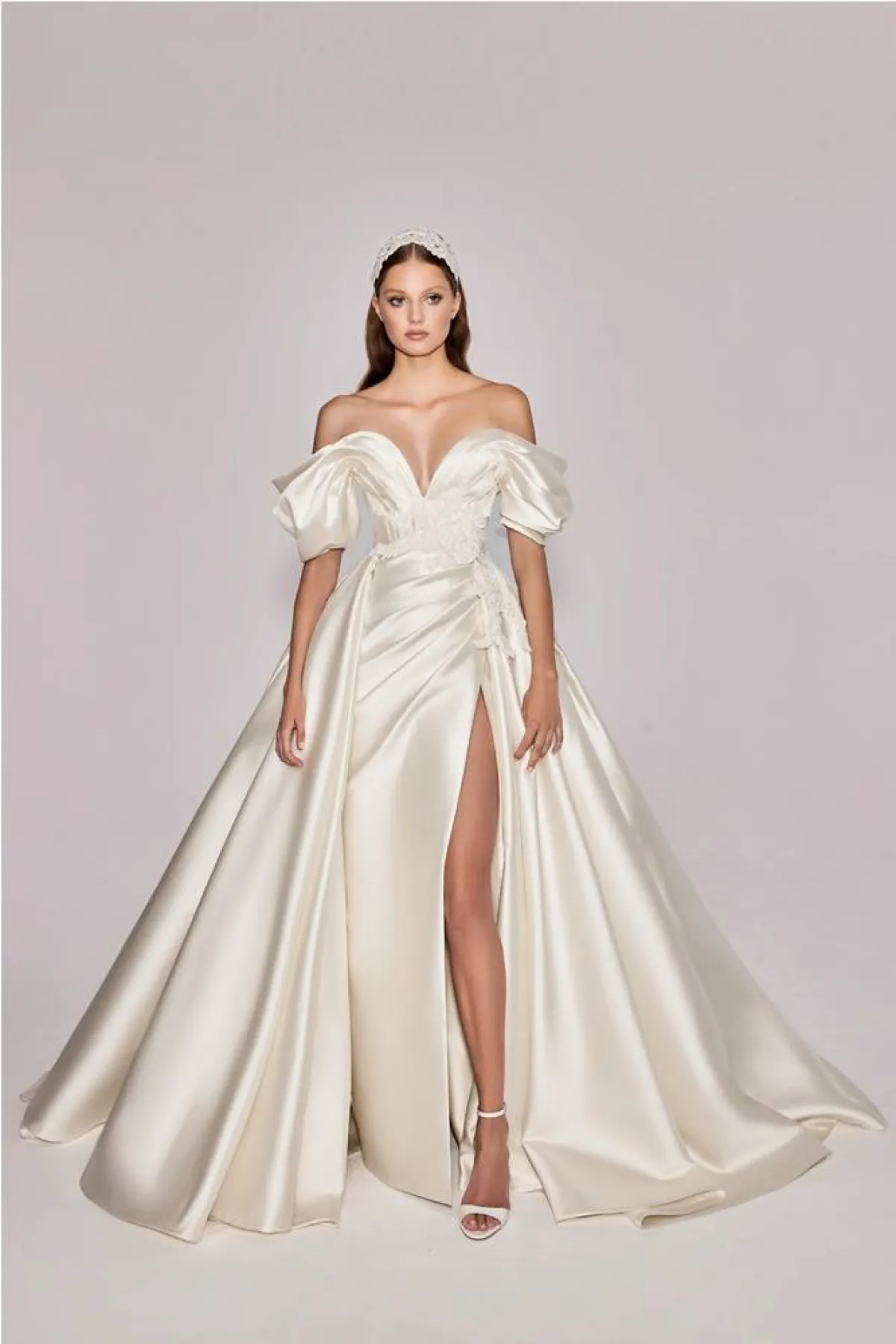 موديلات فساتين زفاف مع الفتحة الجانبية 2023 من زهير مراد Zuhair Murad