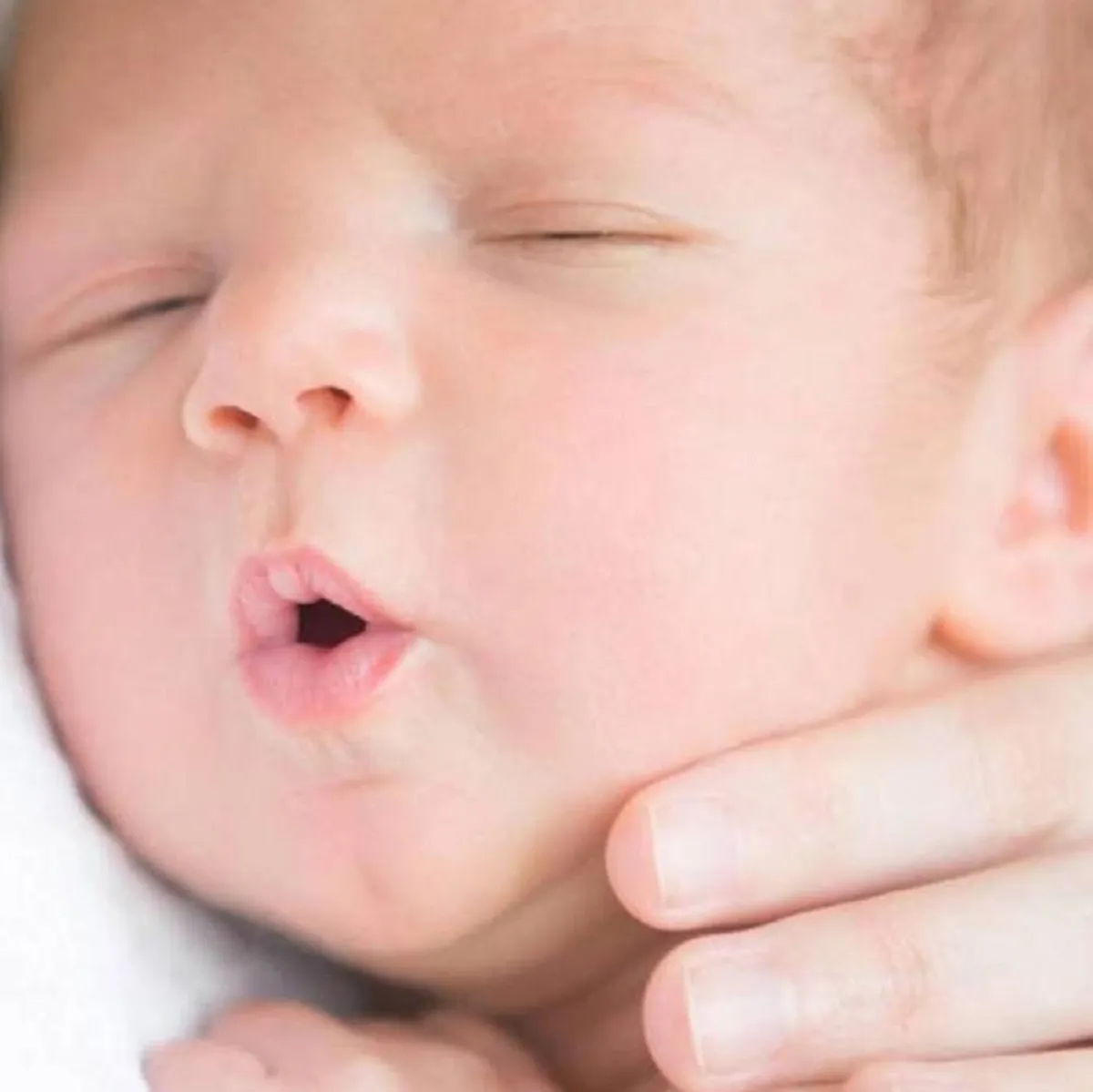 صورة لطفل يعاني من ضيق تنفسه