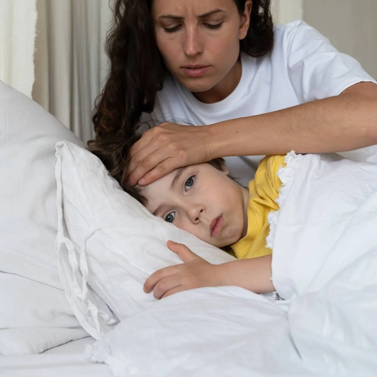 صورة لأم تعتني بطفلها المريض