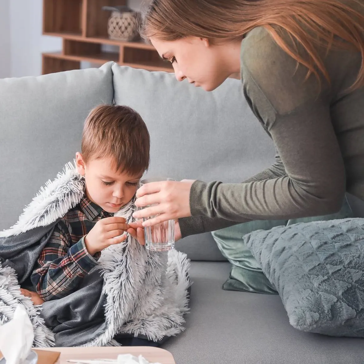 صورة تعبر عن رعاية الأم لطفلها