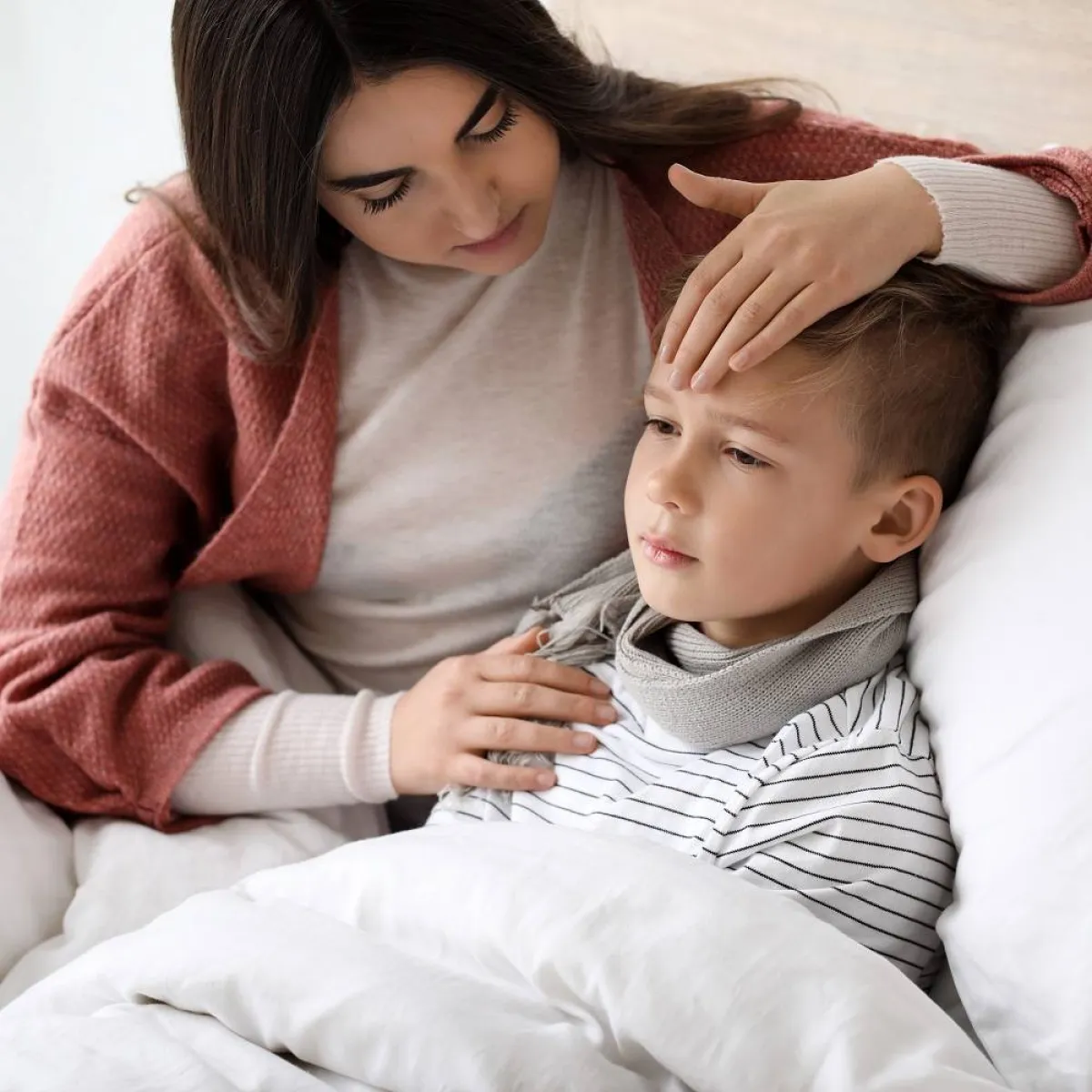 صورة لطفل مريض وأمه ترعاه