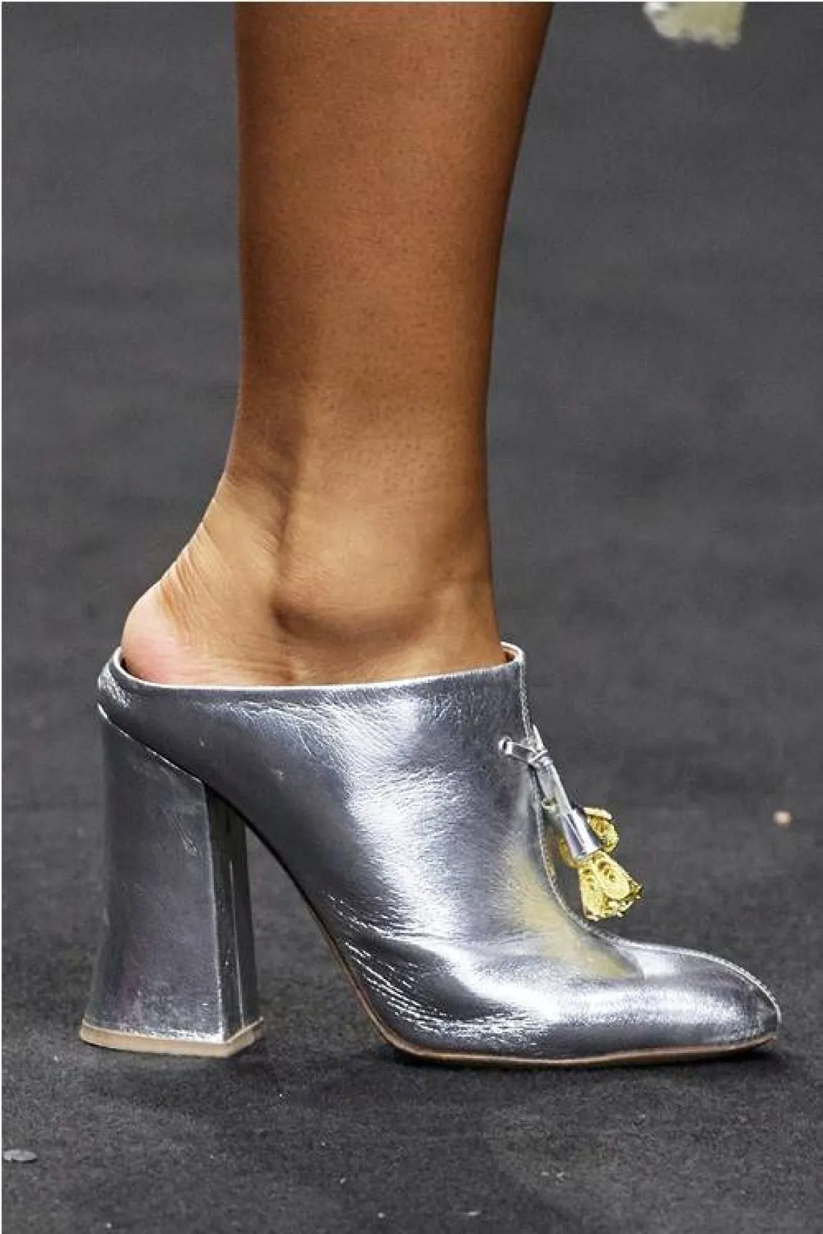 حذاء بكعب عريض، من بورن إن إكسيل Born In Exile