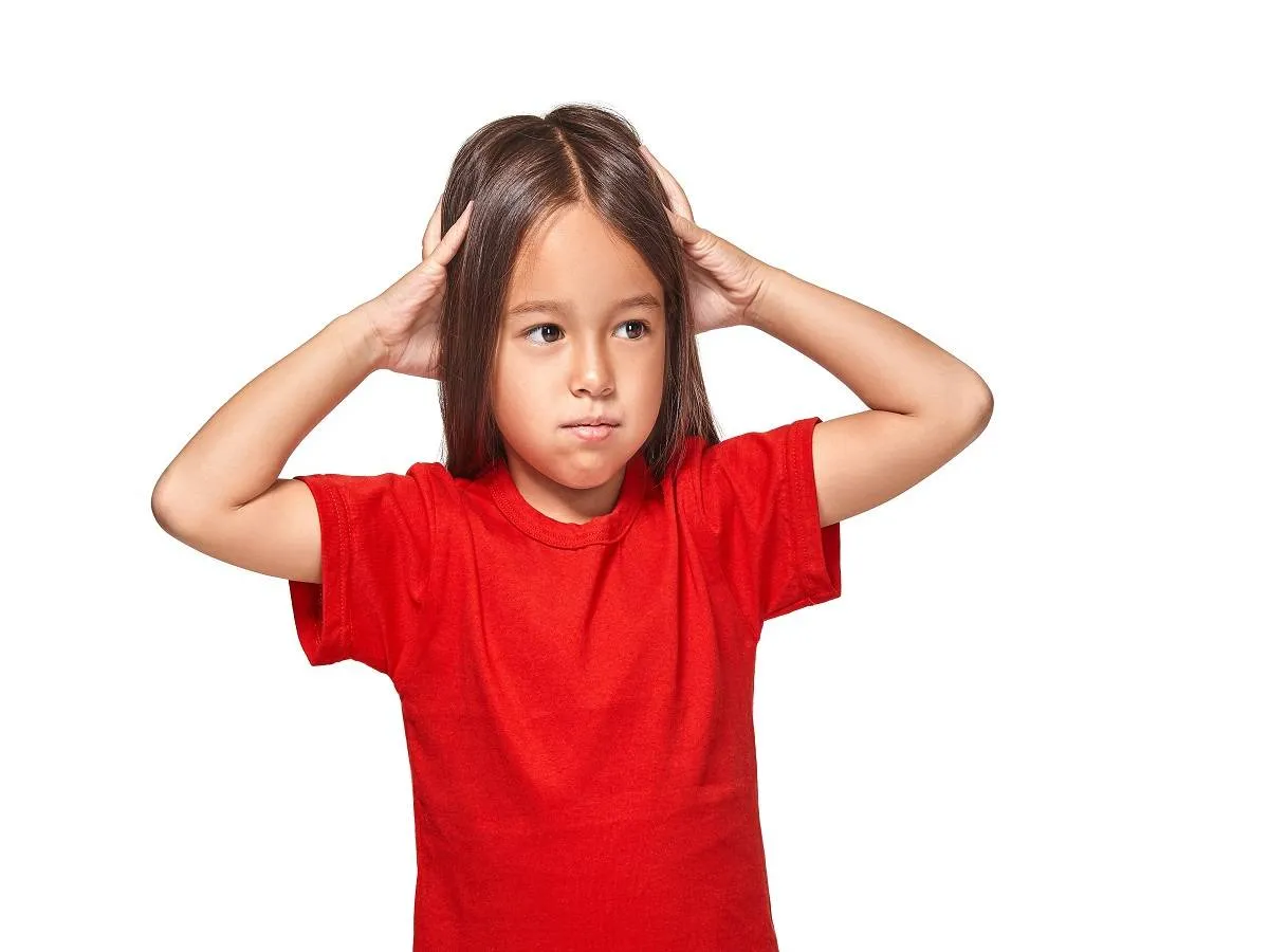 صورة لطفلة تضع يديها على أذنها