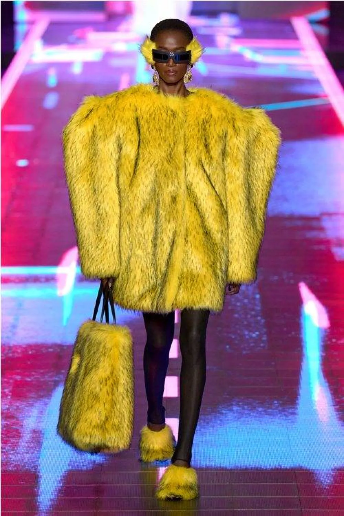 معطف باللون الأصفر من الفرو من دولتشي &غابانا Dolce &Gabbana