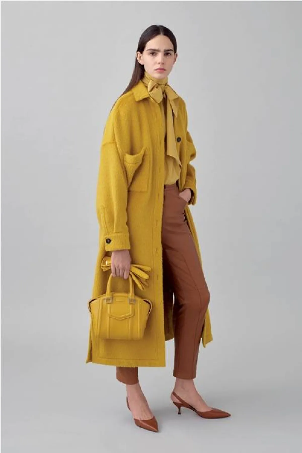 معطف باللون الأصفر من كيتون Kiton