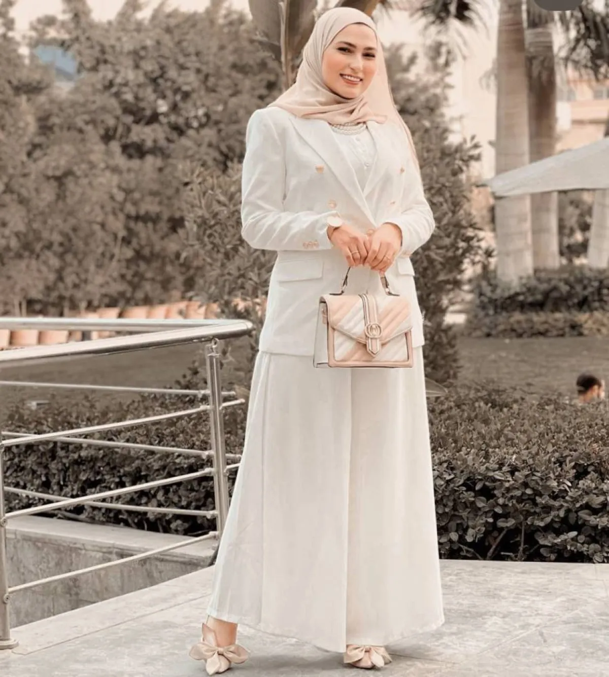 وفاء عز الدين بإطلالة أنيقة