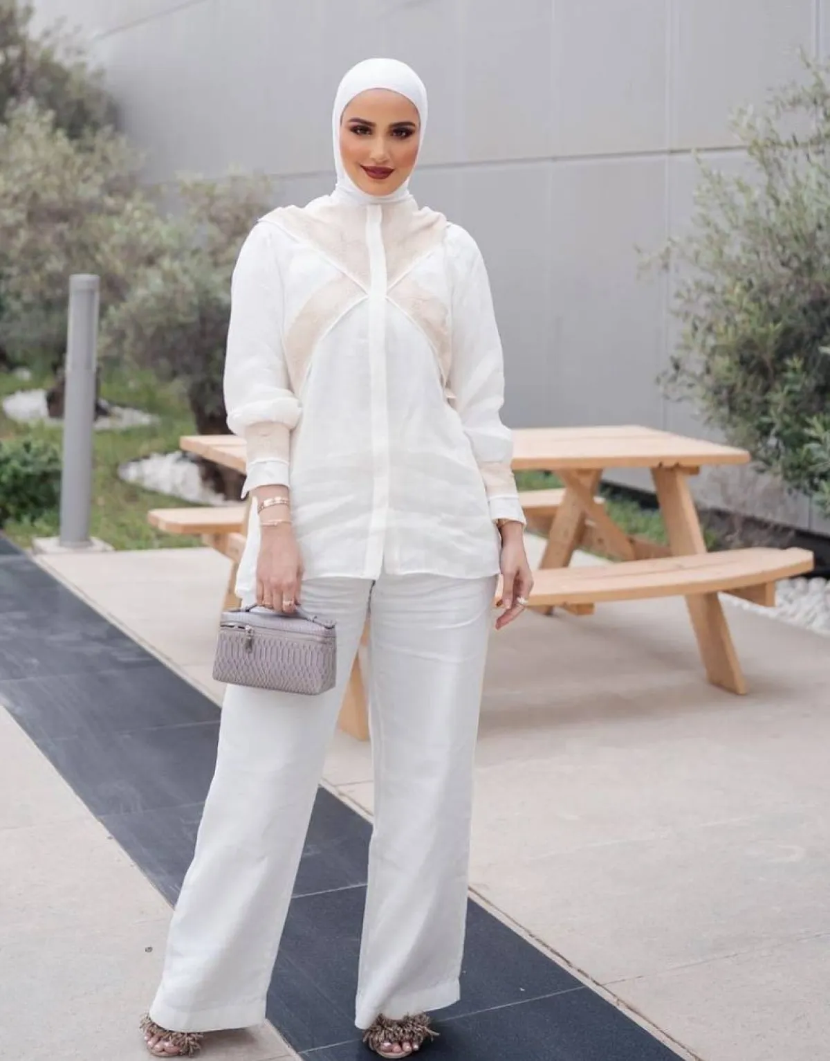 دلال الدوب بالقميص الأبيض