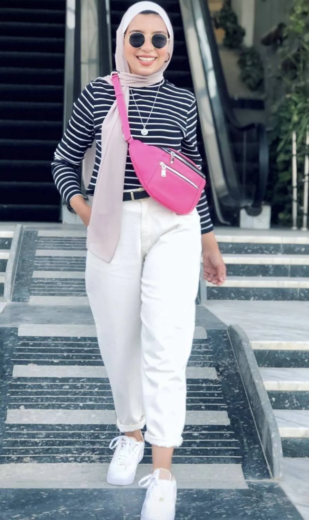 سارة ثروت ببلوزة مخططة افقياً