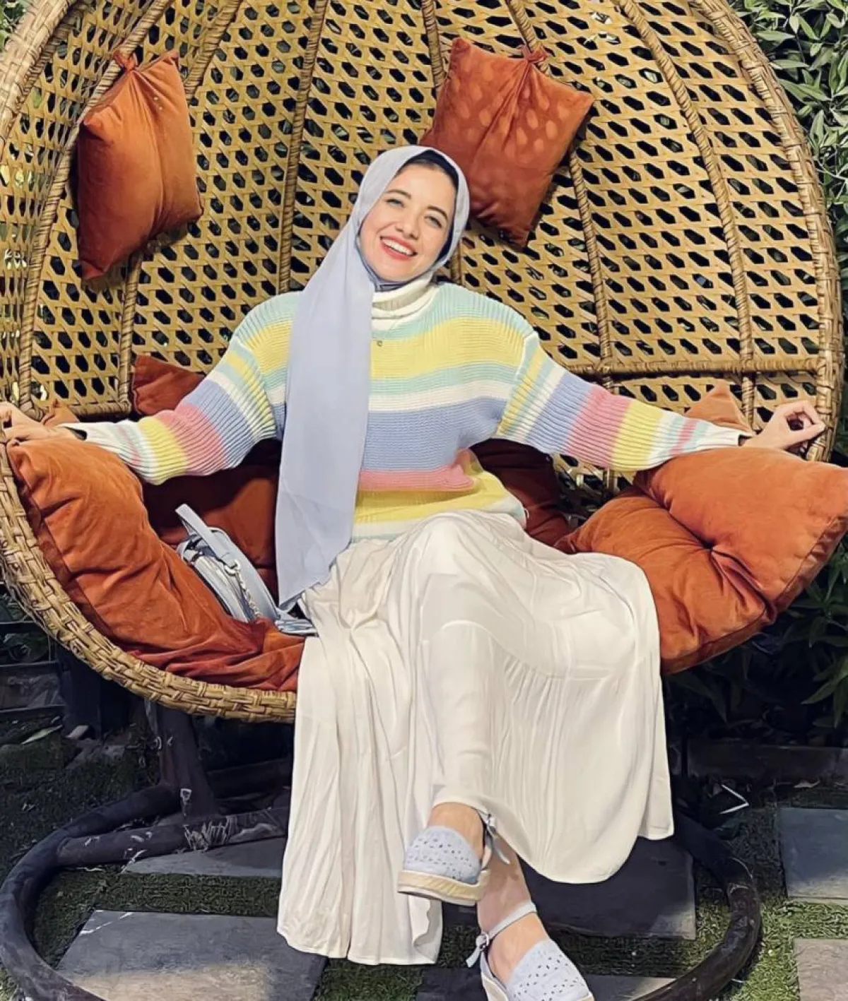 جهاد المحلاوي بكنزة مخططة للخريف