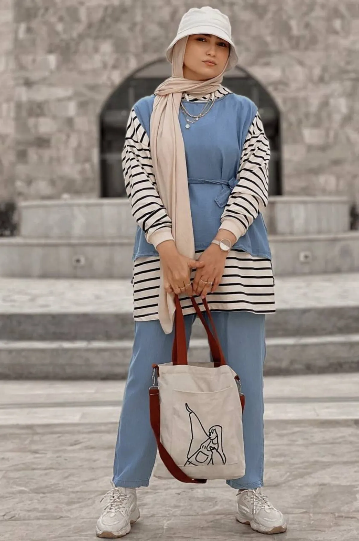 وفاء عز الدين باطلالة عصرية