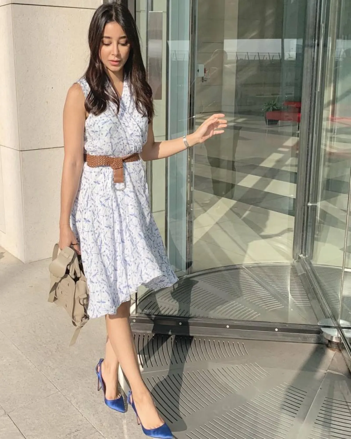 أسيل عمران بفستان معرق باللون الأبيض 