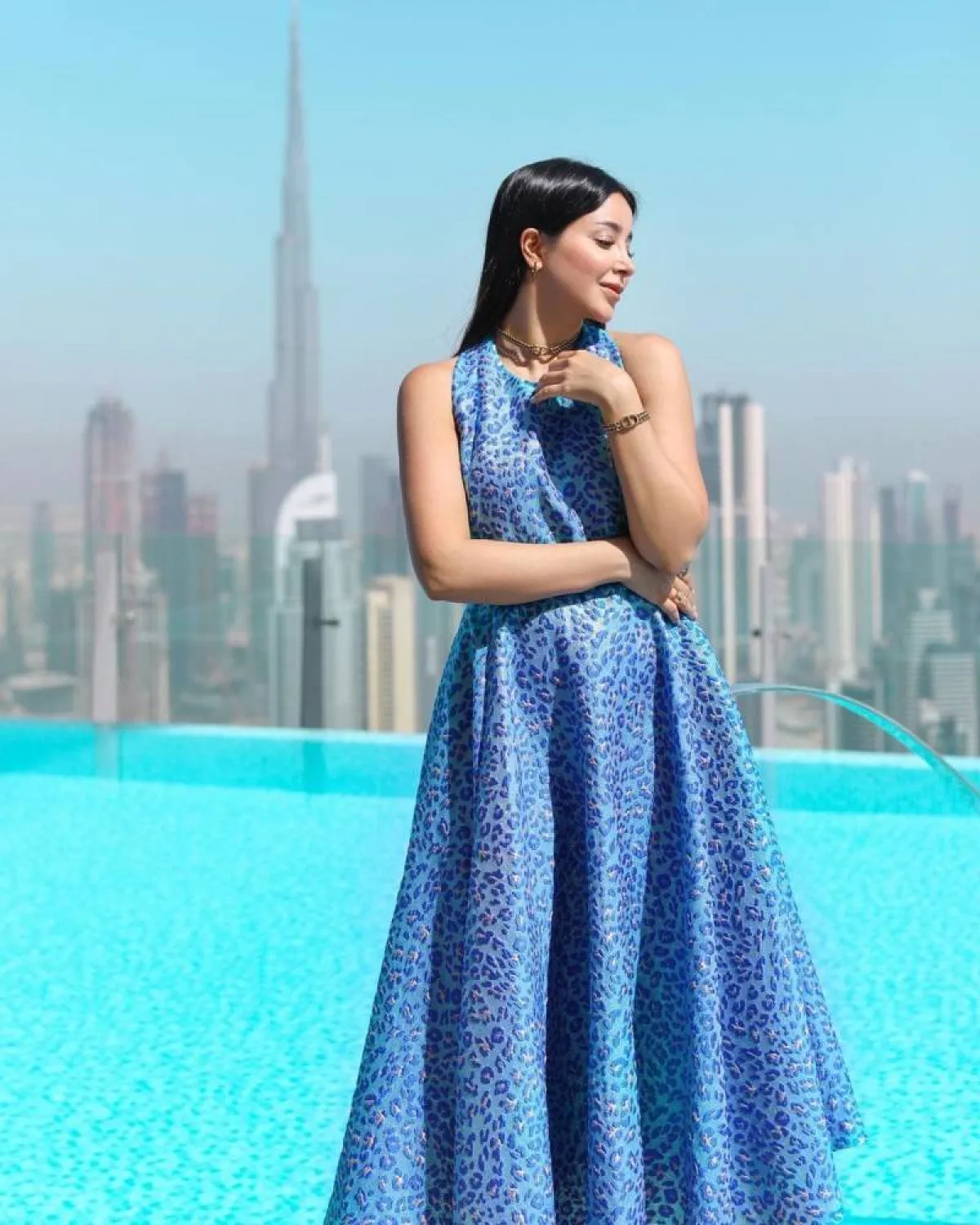 أسيل عمران بفستان معرق باللون الأزرق 