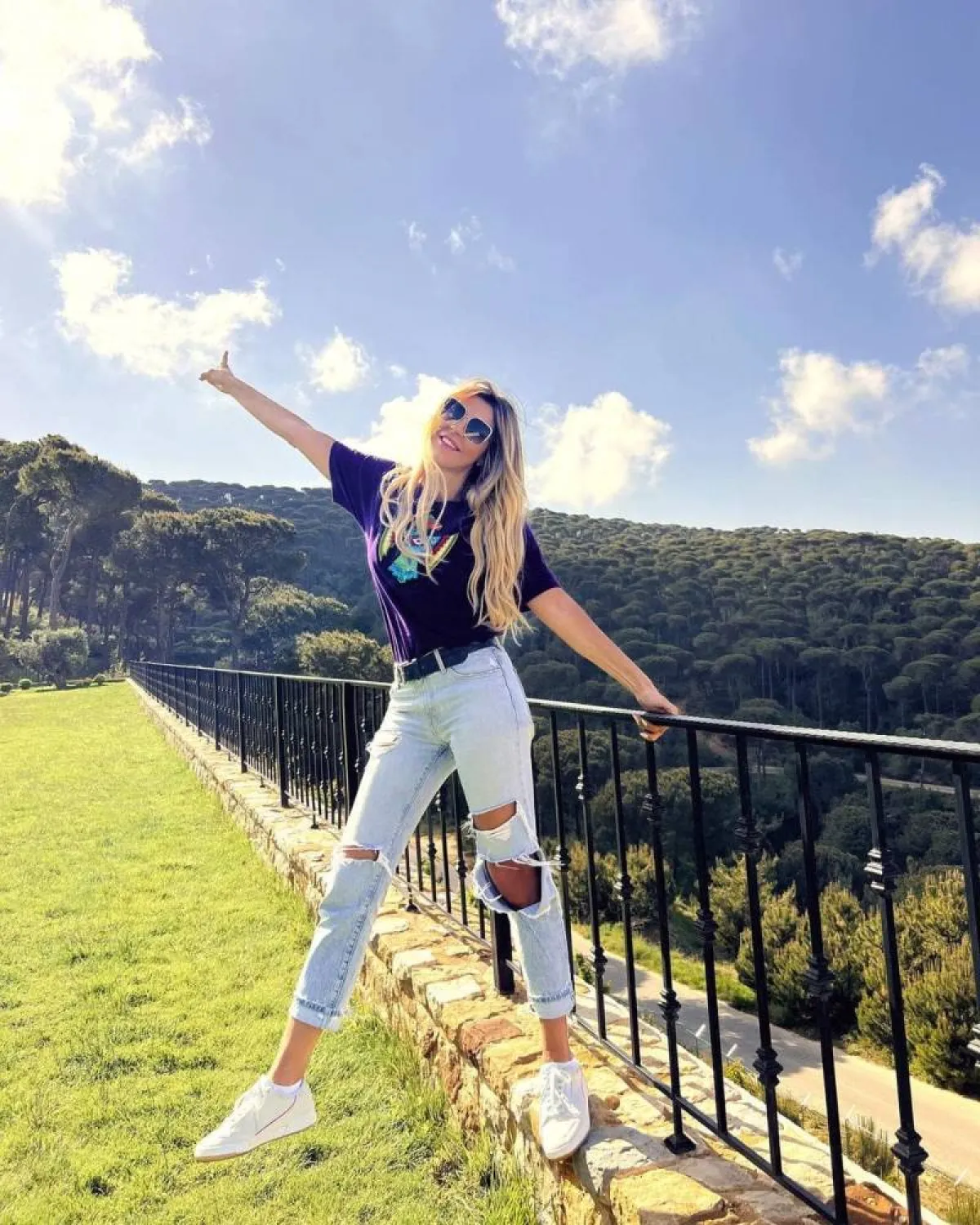 كارلا حداد بسروال جينز شبابي 