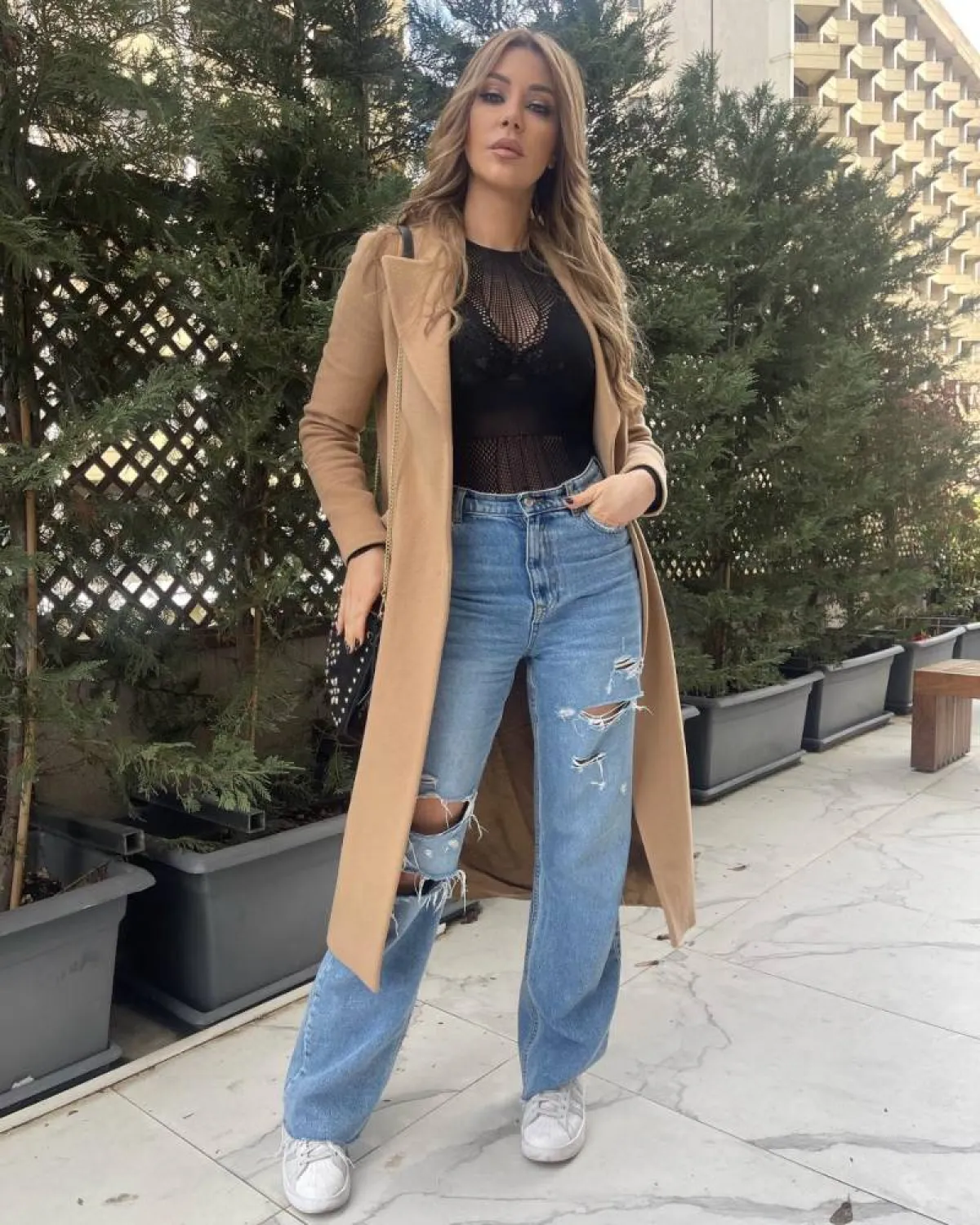 كارلا حداد بسروال جينز كاجوال 