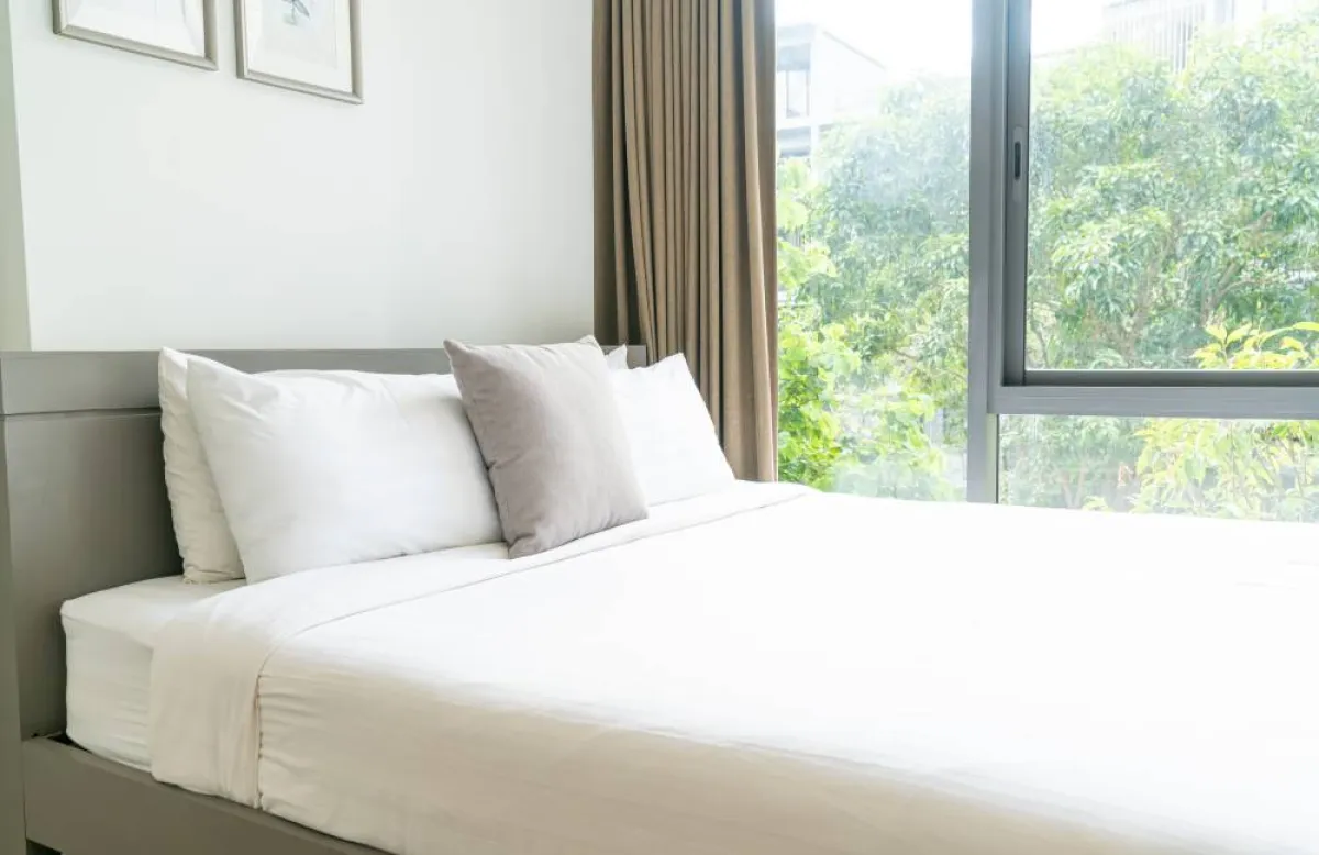 غسل الوسادة بمنظّف الغسيل، مع إضافة نصف الكوب من المبيّض ونصف الكوب من البورق