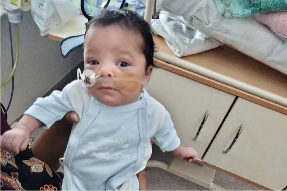 ولد الصغير اسحق جوردون بوزن 1 رطل 10z فقط (الصورة: بيثاني هومار / SWNS) - من موقع mirror.co.uk