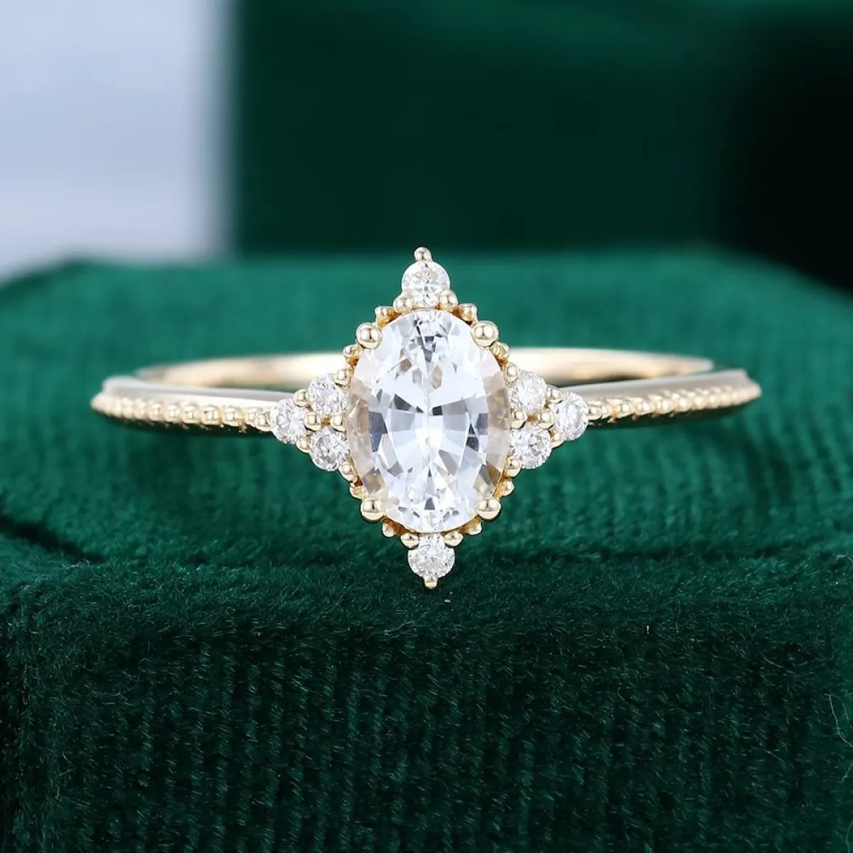 خاتم ذهب مرصوف بالياقوت الأبيض من مجوهرات مولي Molly Jewelry