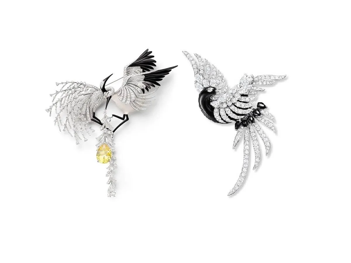 تزيني ببروشات جذابة مرصوفة بالأحجار الكريمة تناسب إطلالاتكِ بالعباية في خريف 2022