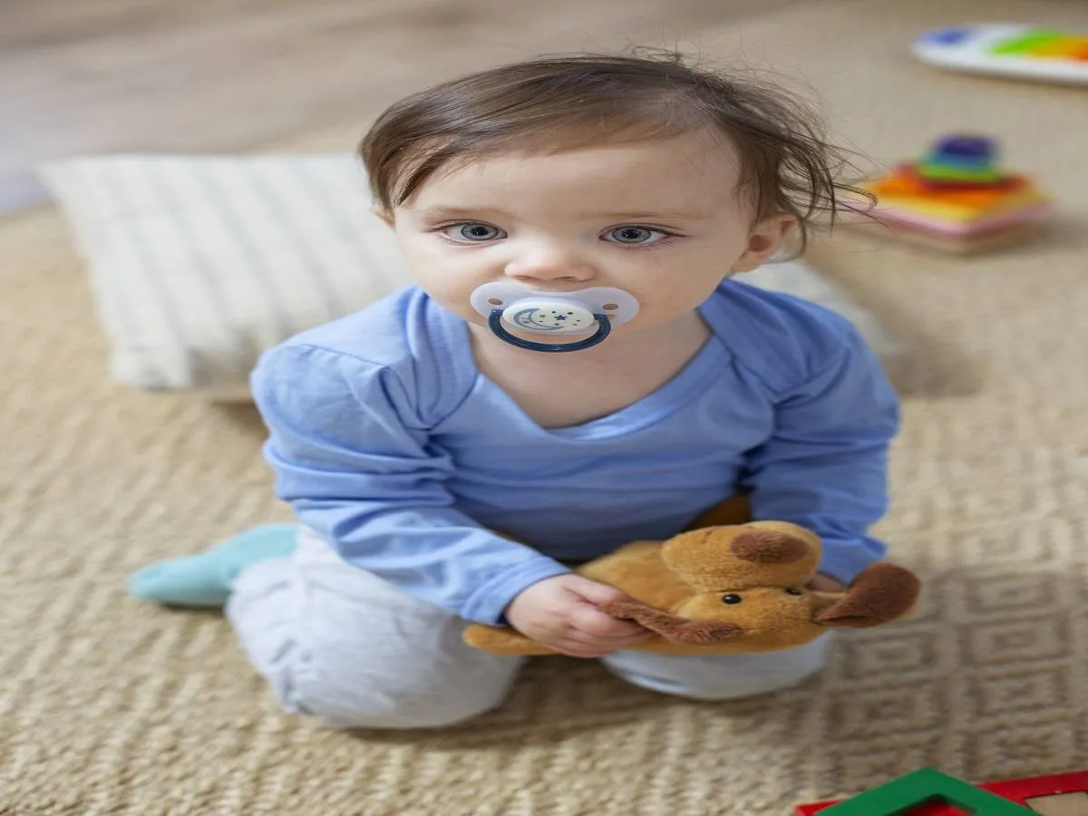 صورة لطفل رضيع في فمه لهاية