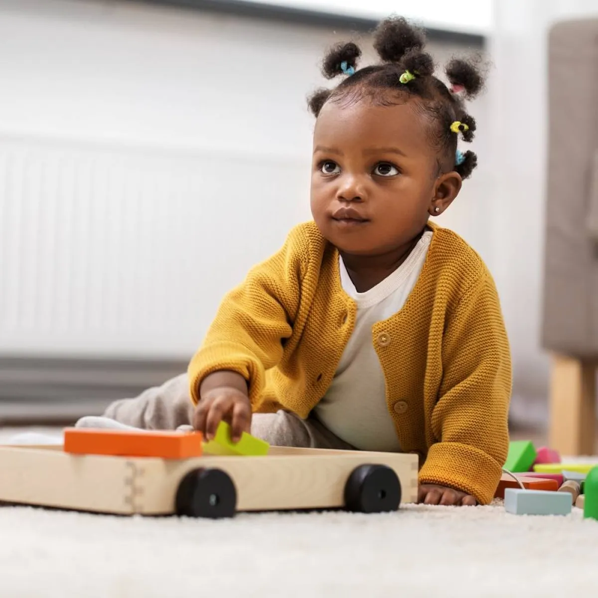 صورة لطفلة تلعب وحدها