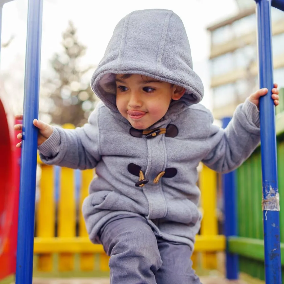 صورة لطفل يلعب