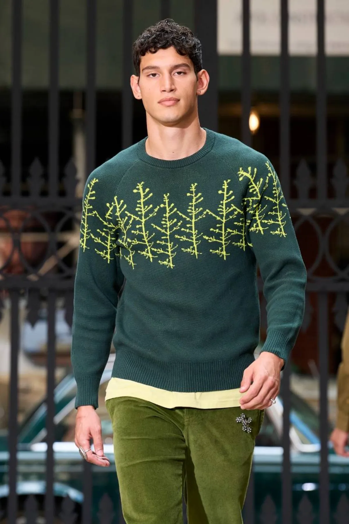 بلوفر عصري  باللون الأخضر من  بارك رونين Parke & Ronen 