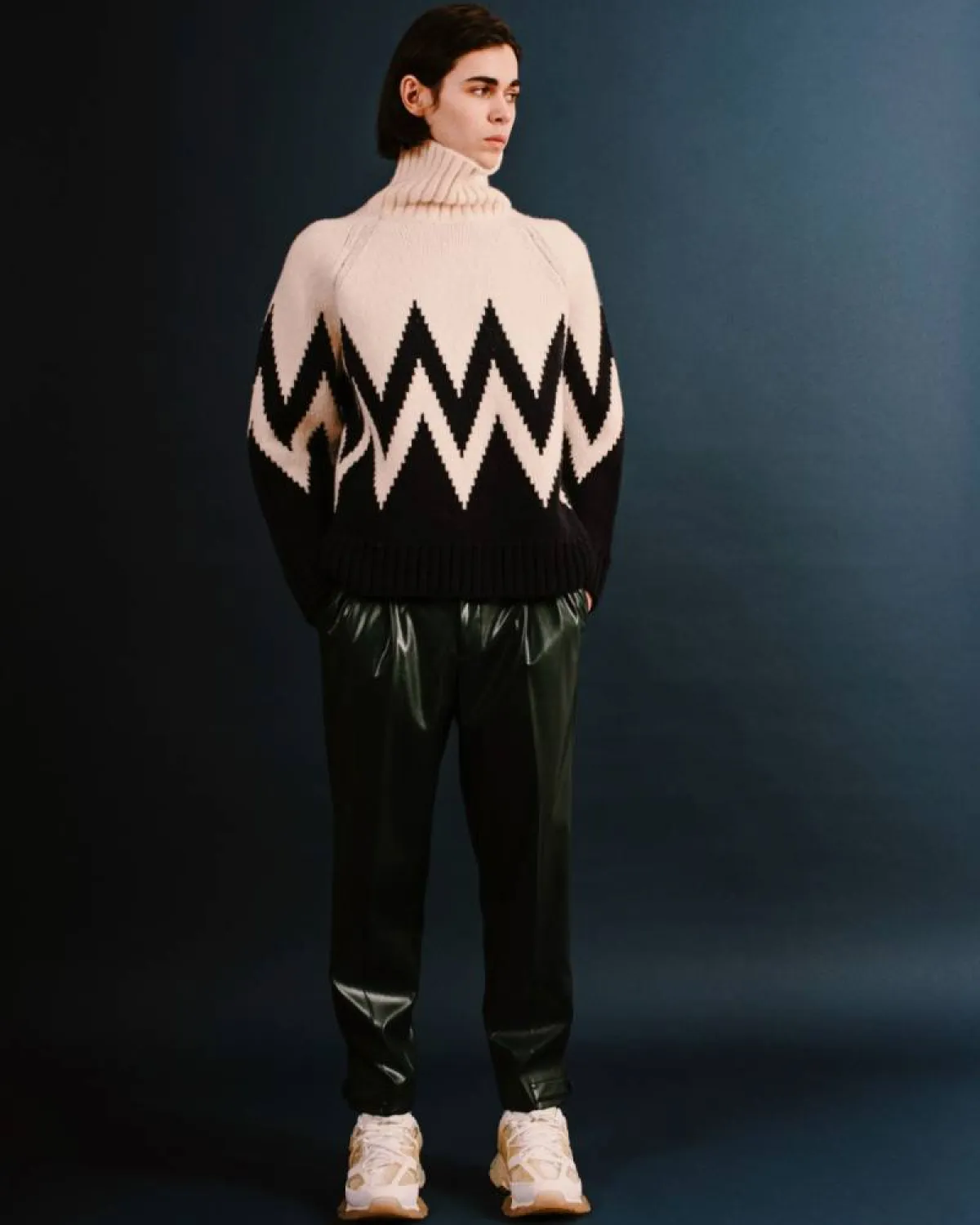 بلوفر كلاسيكي باللون الأسود من اكنافس Aknvas 