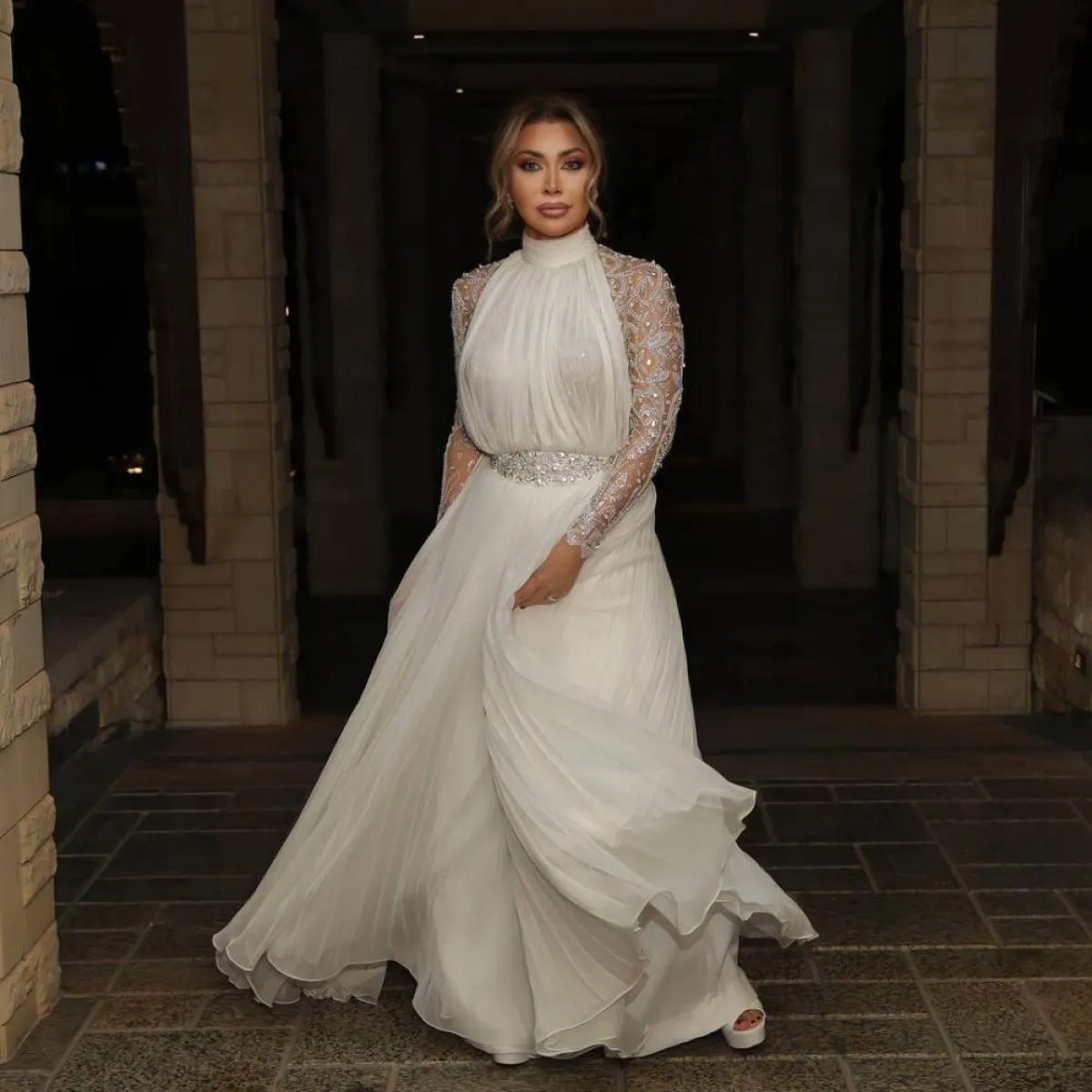 نوال الزغبي بفستان جذاب باللون الأبيض  