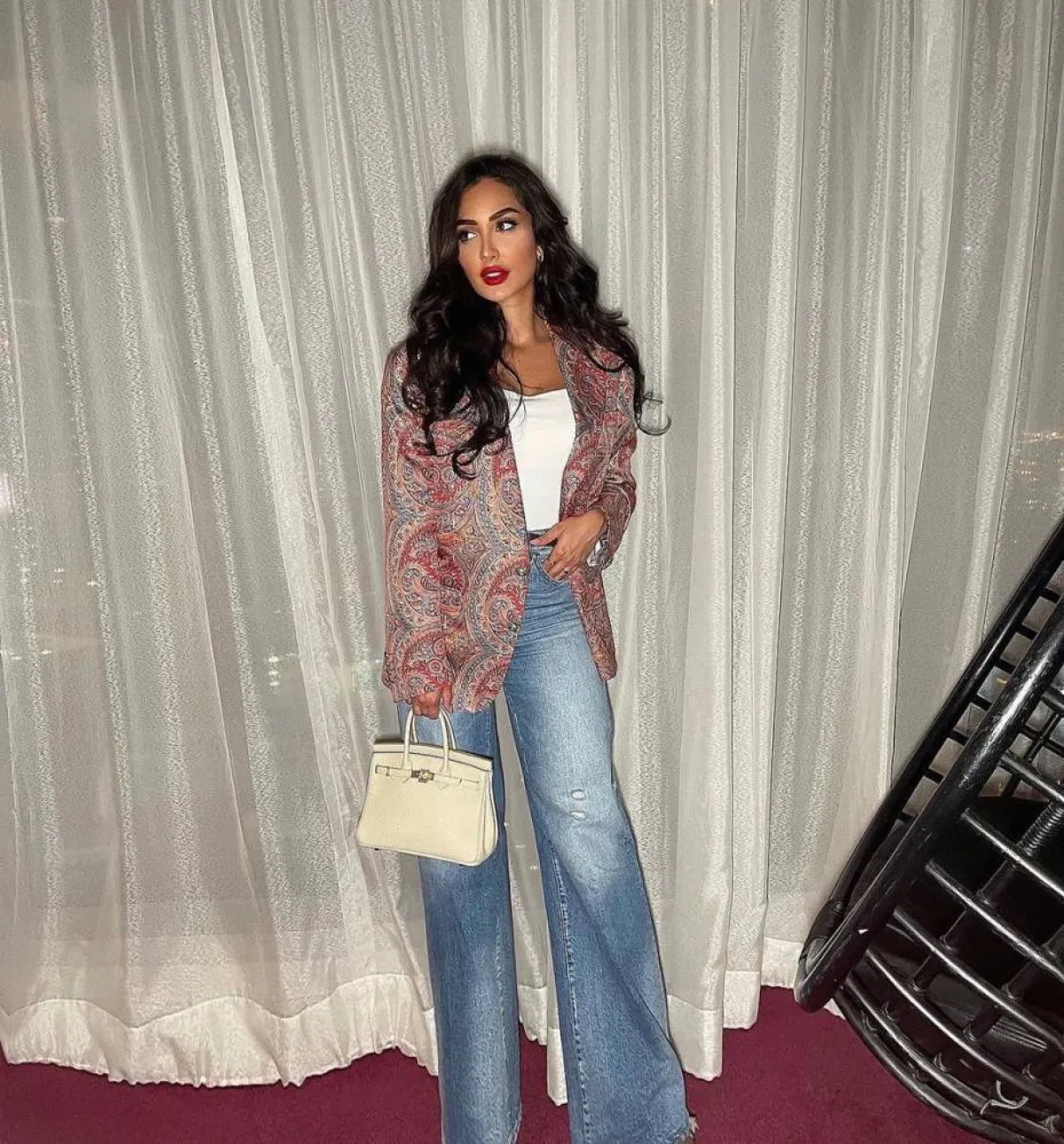 نور الغندور بسروال جينز عصري 