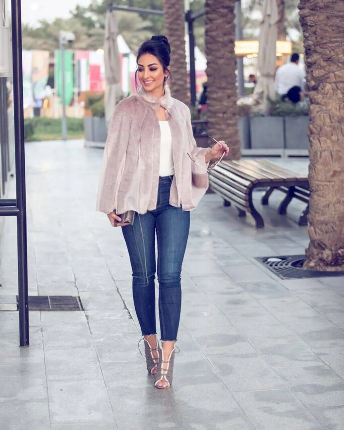 نور الغندور بسروال جينز كلاسيكي 