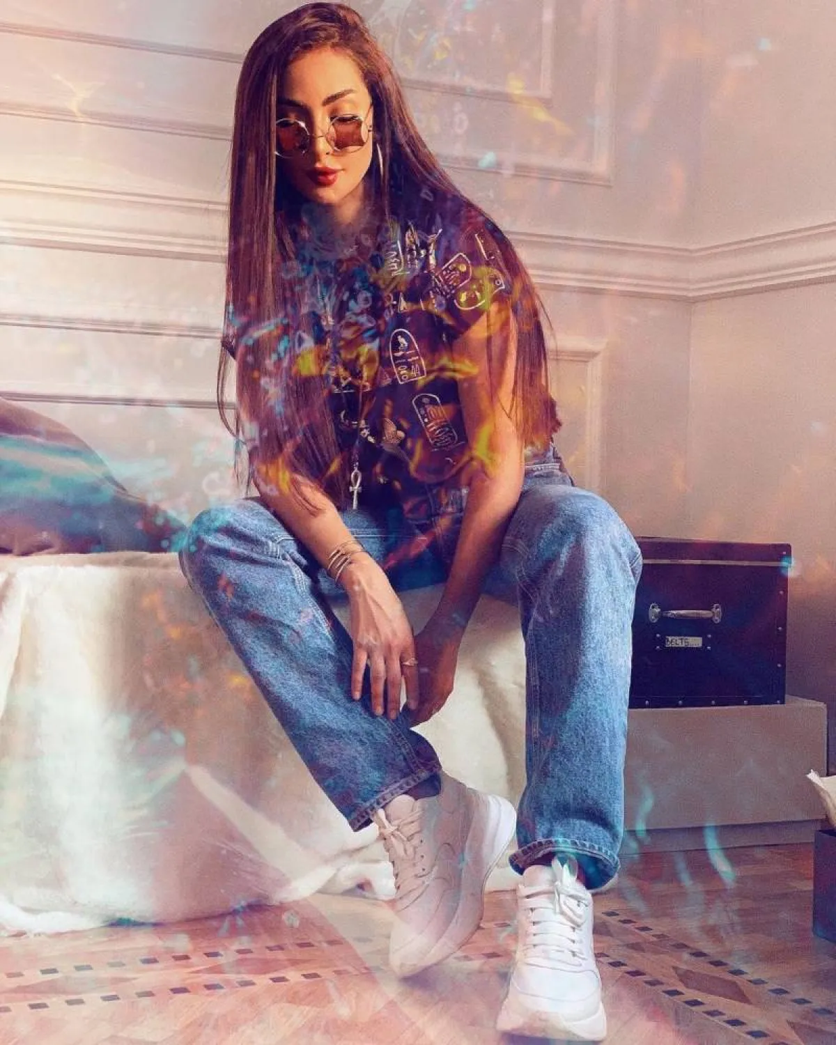 نور الغندور بسروال جينز شبابي 