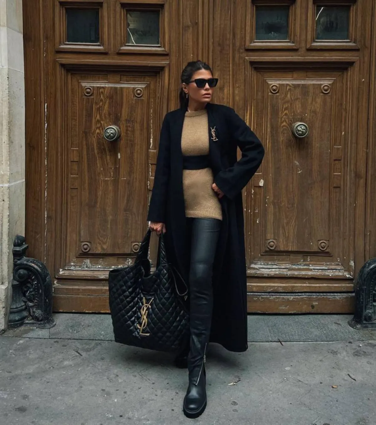 العنود بدر بمعطف طويل باللون الأسود 