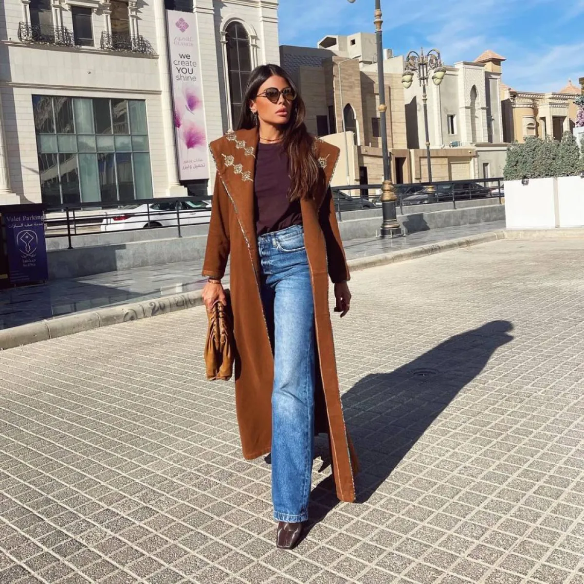 العنود بدر بمعطف طويل باللون البني 