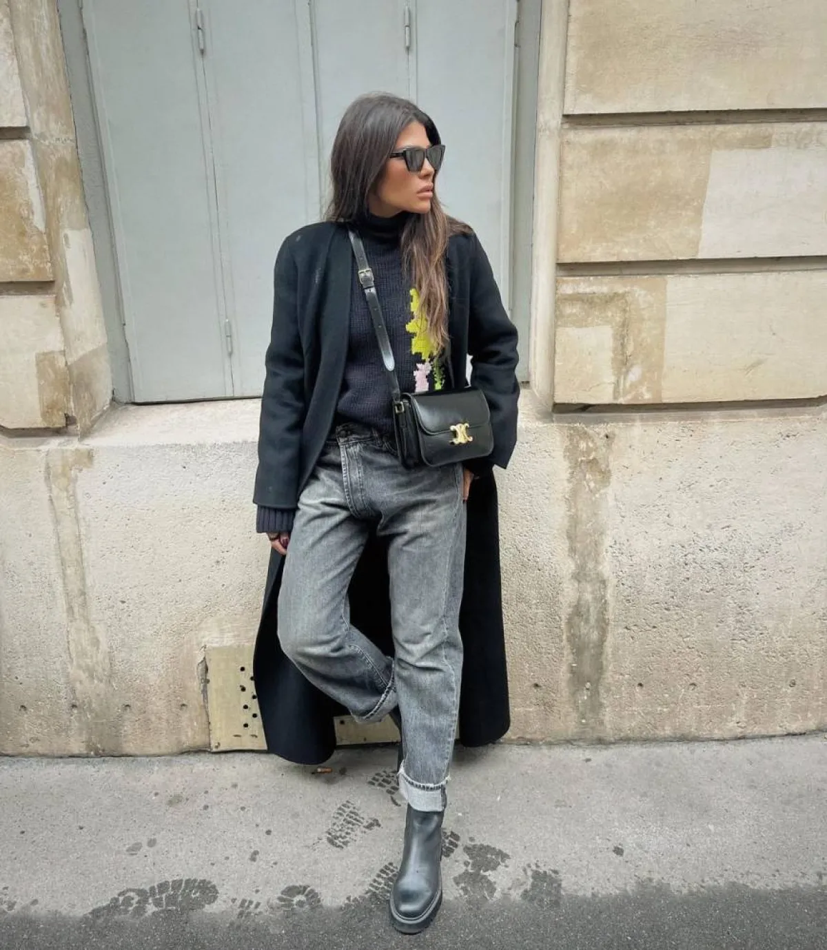 العنود بدر بمعطف طويل باللون الأسود 