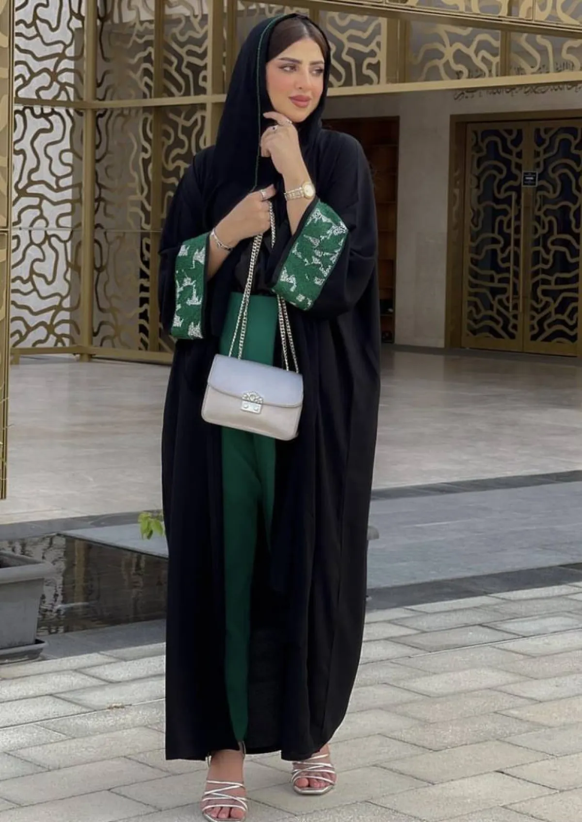 حوراء اللواتي باطلالة الاسود والاخضر