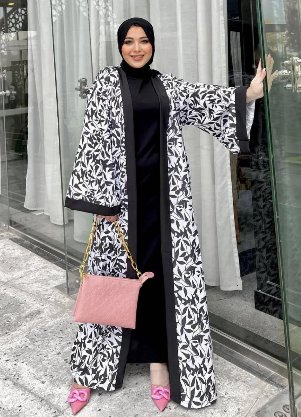 حنان الحكيم بالعباية المشجرة