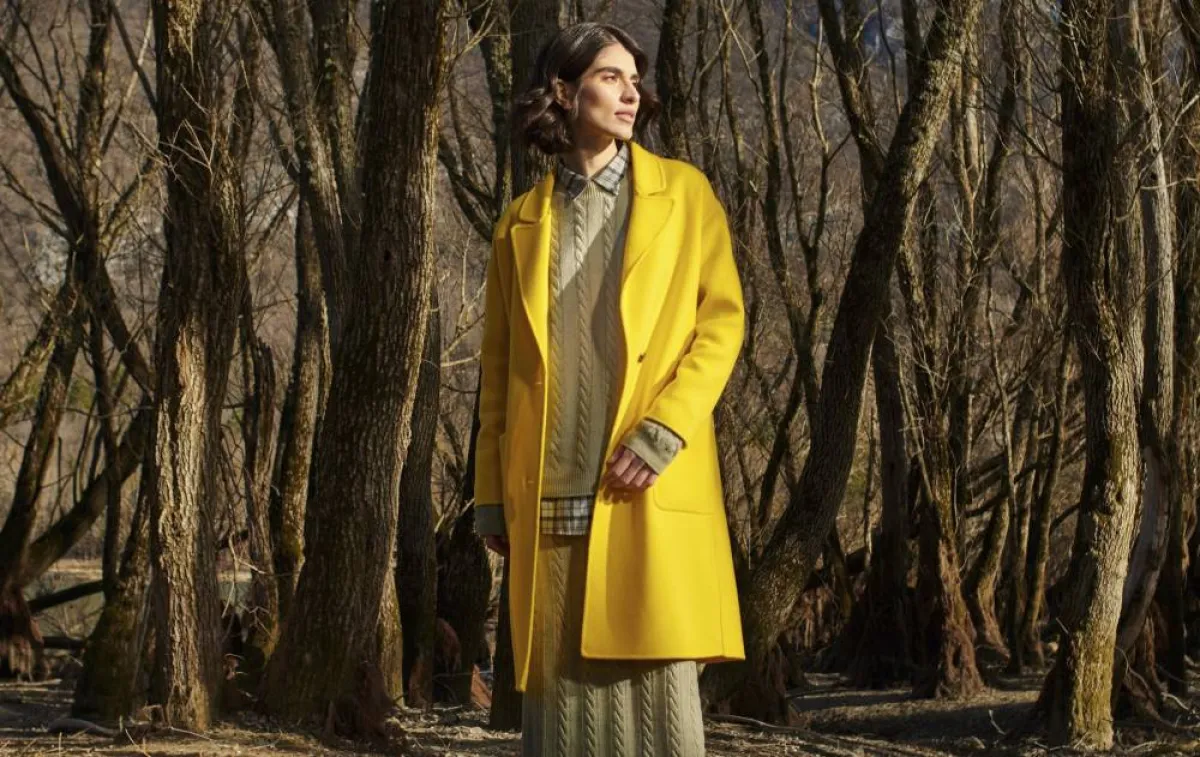 موديلات معاطف بدرجات اللون الأصفر