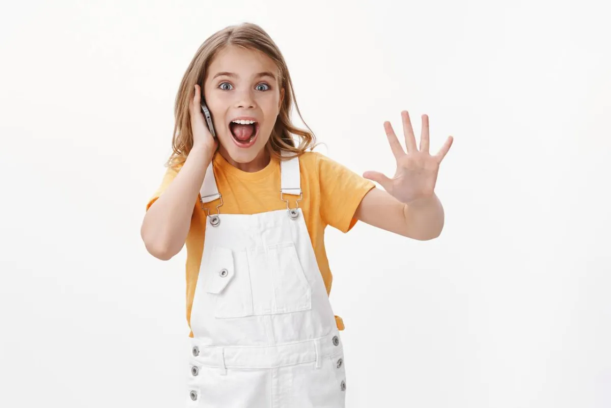 صورة لطفلة تتكلم بالموبايل