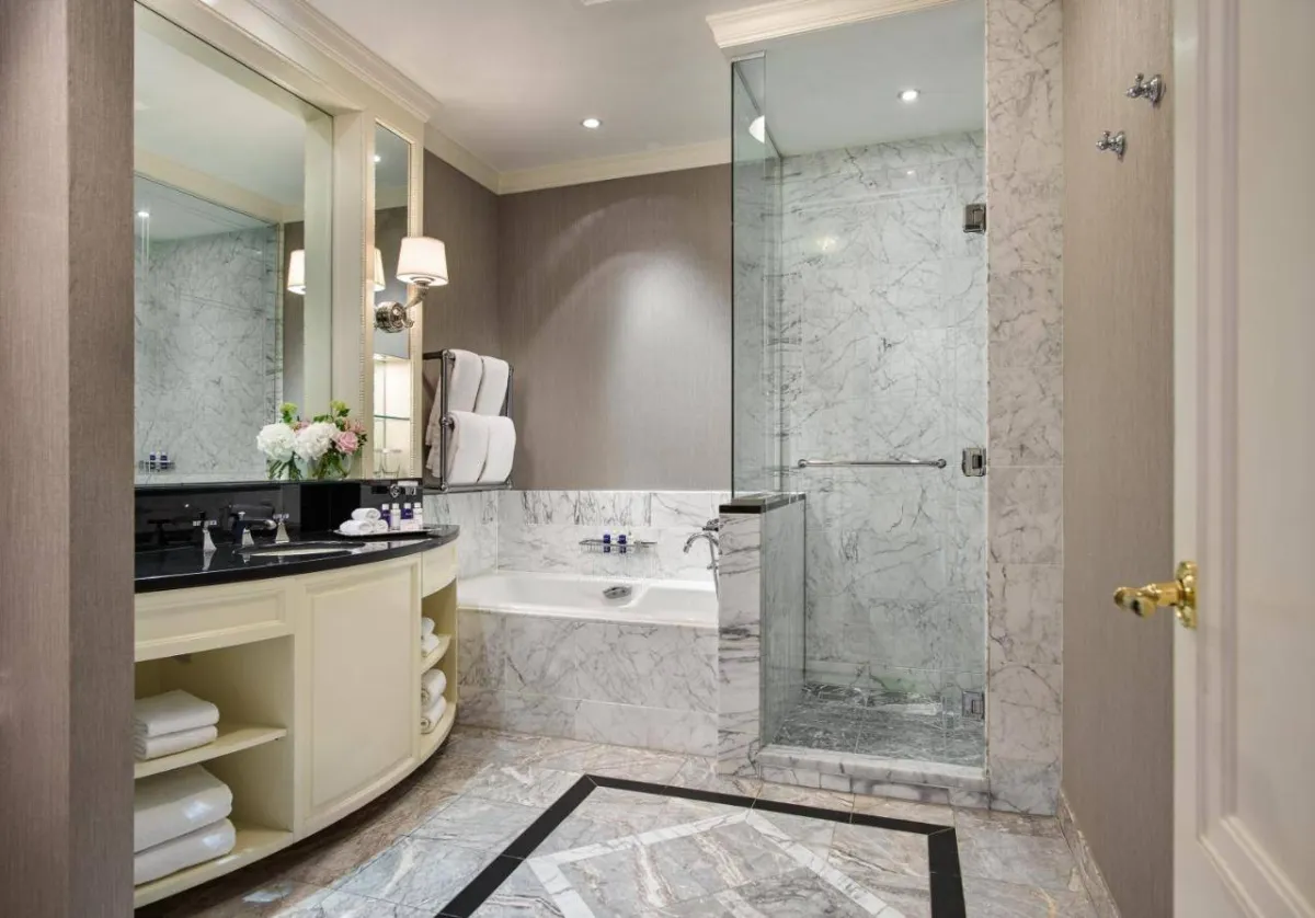 الرخام يضفي فخامة على حمامات غرف فندق ذا شلبورن
