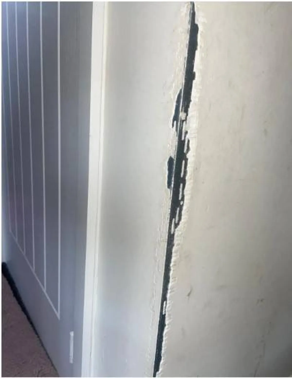 طفلة تأكل الجدران والأثاث بسبب حالة نادرة