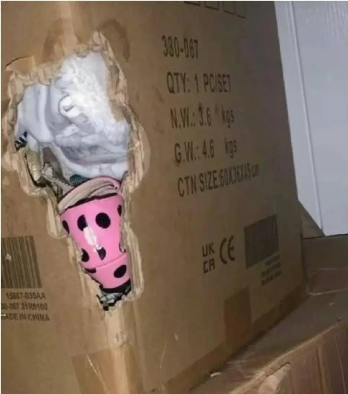 طفلة تأكل الجدران والأثاث بسبب حالة نادرة