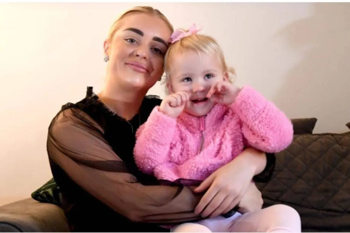 طفلة تأكل الجدران والأثاث بسبب حالة نادرة