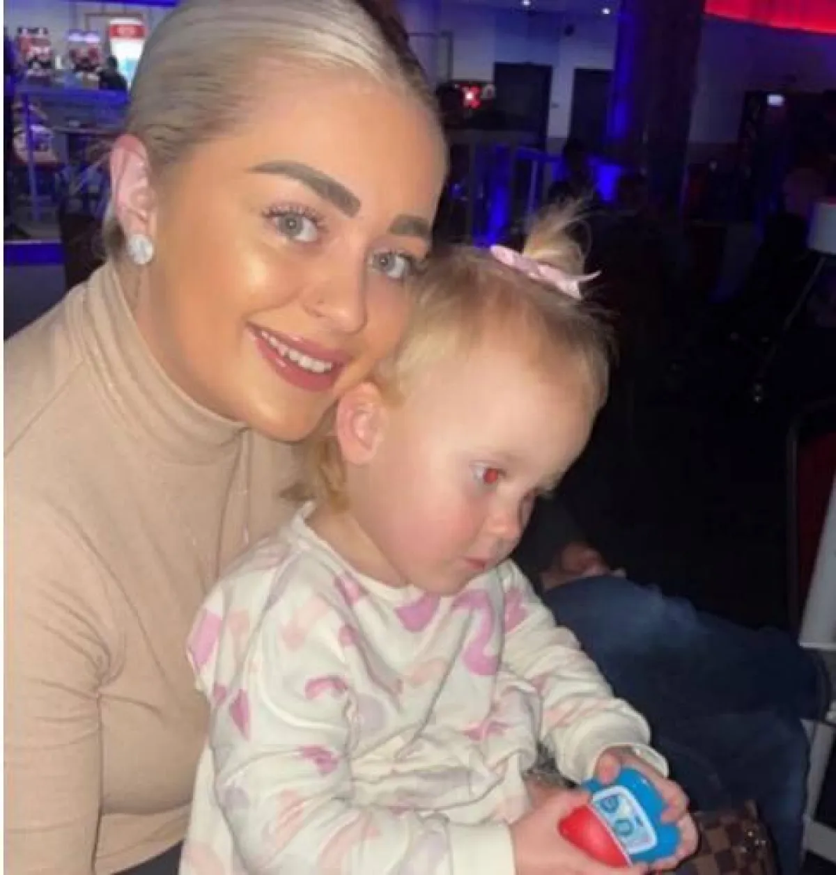 طفلة تأكل الجدران والأثاث بسبب حالة نادرة