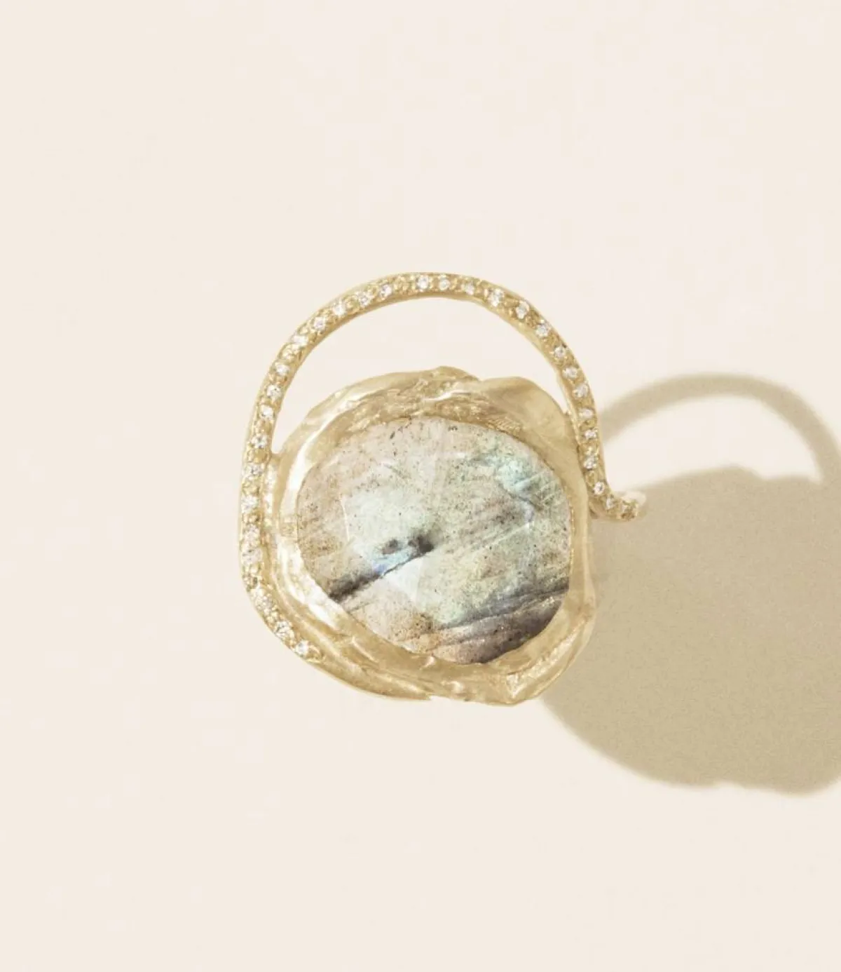 خاتم مرصوف بحجر الطاووس من باسكال مونفويسين Pascale Monvoisin