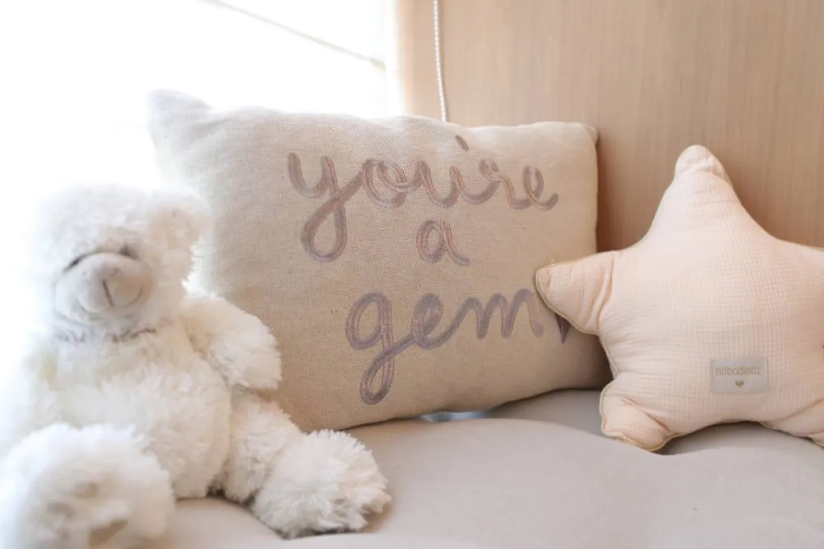 حضور الألوان البارزة التي ترمز إلى سنّ الطفولة، يتحقّق من خلال الألعاب المحشوّة...