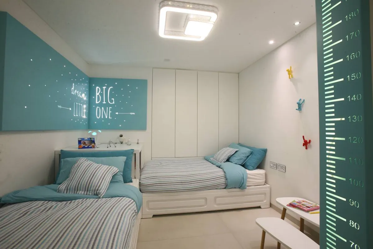 عرفة نوم مشتركة، مستخدمة فيها الألوان، بصورة غير تقليديّة