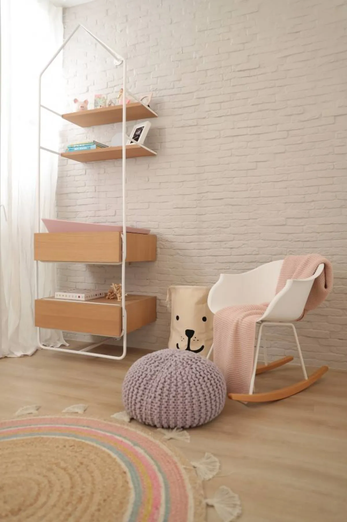 كرسي للأم في غرفة نوم المولودة