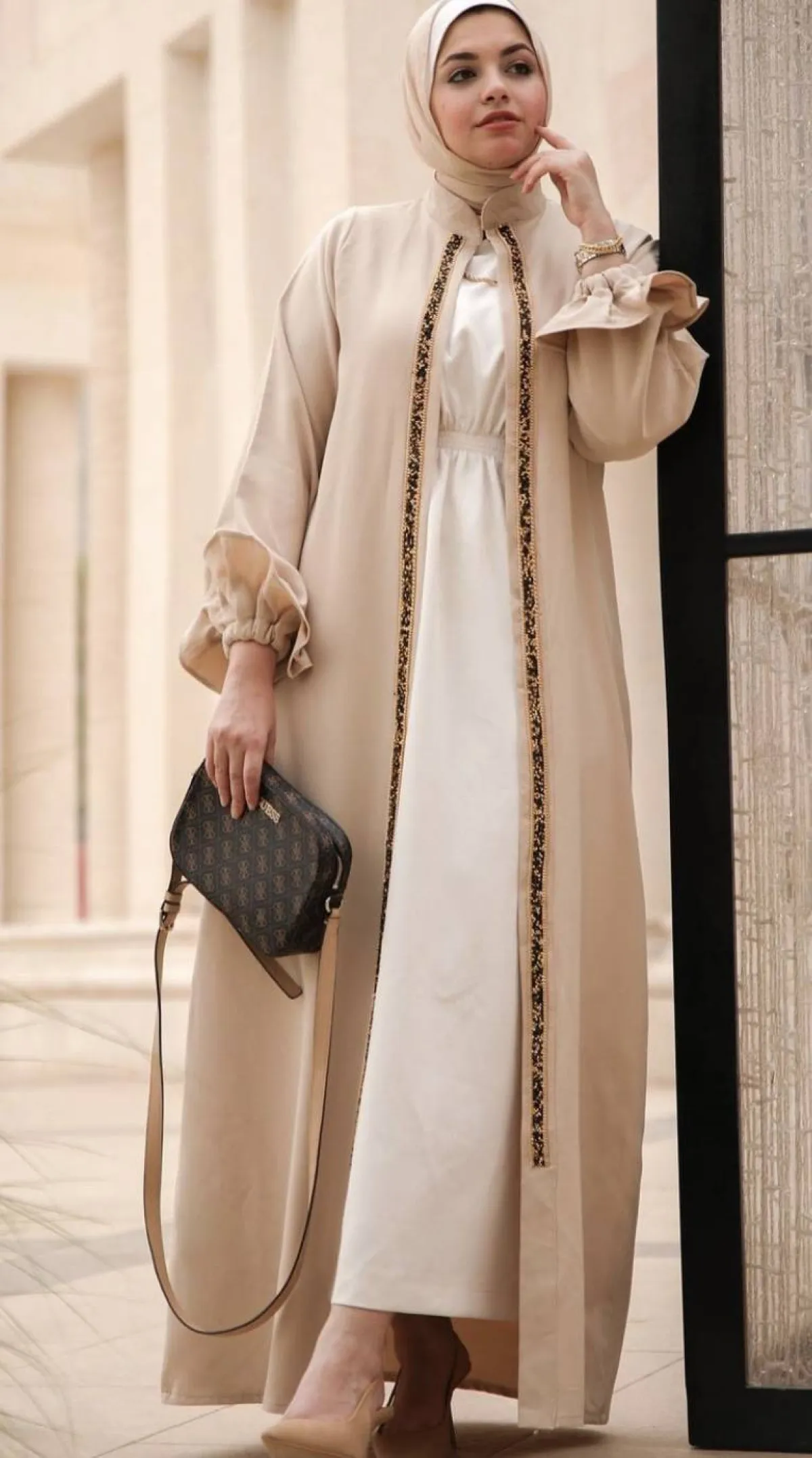 عباية بيج برقبة مرتفعة من اية فوزي