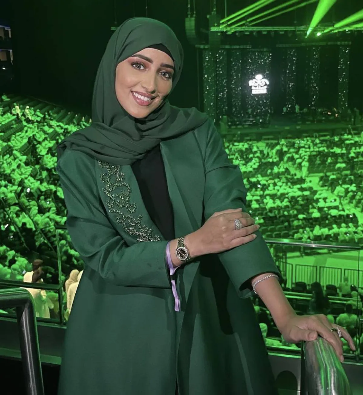 نجود مشعل بعباية البليزر الخضراء